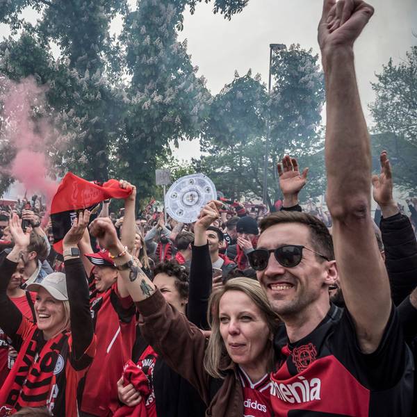 Leverkusener Fans jubeln beim Public Viewing.