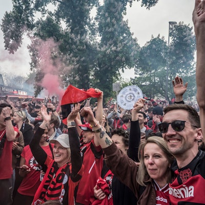 Leverkusener Fans jubeln beim Public Viewing.