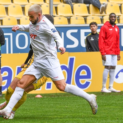 v.li.: Mika Hanraths Alemannia Aachen, 15, Leon Demaj Fortuna Köln, Zweikampf, Duell, duel, tackle, tackling, Dynamik, Action, Aktion, 30.03.2024, Aachen Deutschland, Fussball, Regionalliga West, Alemannia Aachen - Fortuna Köln *** v li Mika Hanraths Alemannia Aachen, 15 , Leon Demaj Fortuna Köln , duel, duel, tackle, tackling, dynamics, action, action, 30 03 2024, Aachen Germany , Football, Regionalliga West, Alemannia Aachen Fortuna Köln xmhx