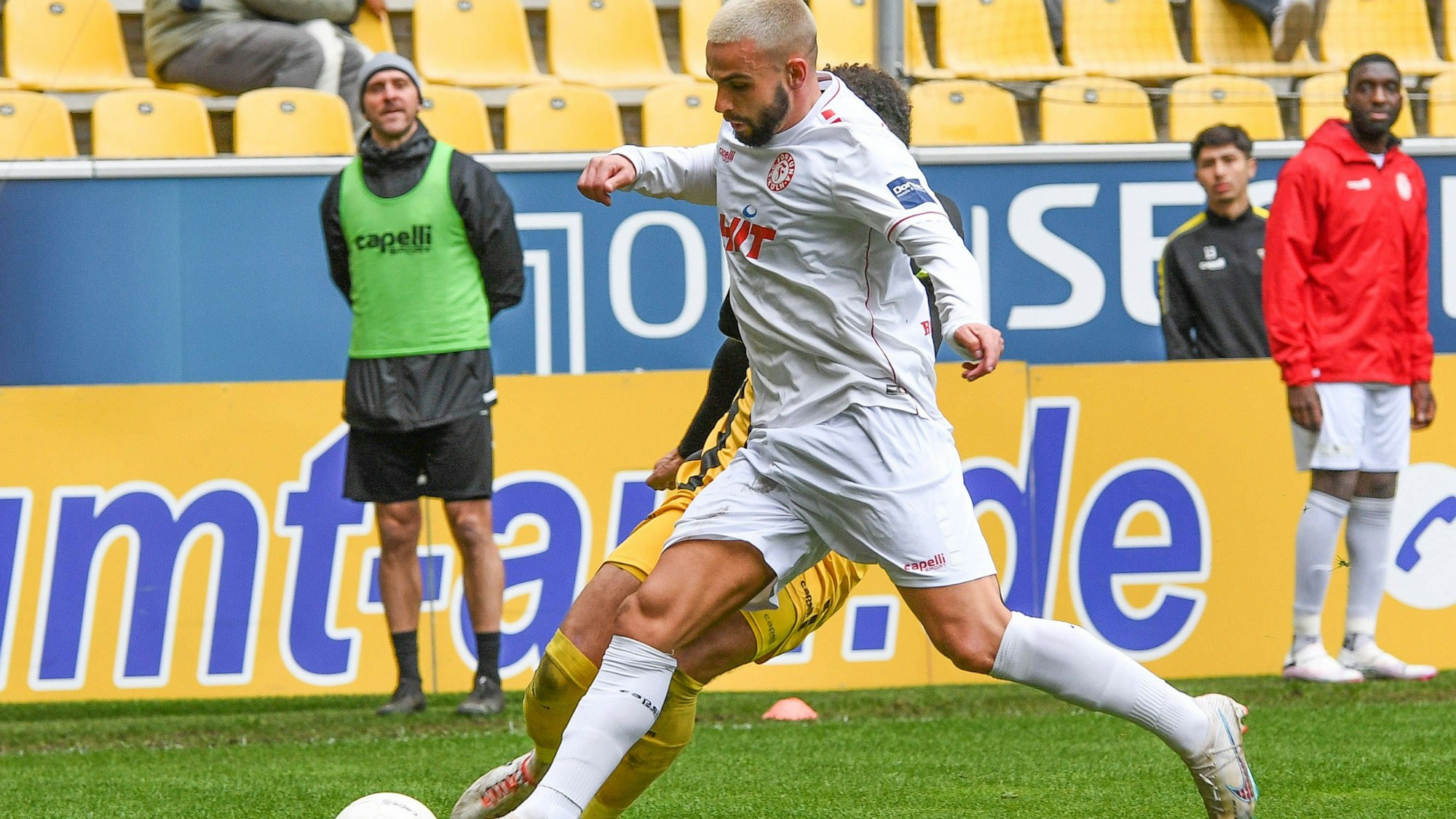 v.li.: Mika Hanraths Alemannia Aachen, 15, Leon Demaj Fortuna Köln, Zweikampf, Duell, duel, tackle, tackling, Dynamik, Action, Aktion, 30.03.2024, Aachen Deutschland, Fussball, Regionalliga West, Alemannia Aachen - Fortuna Köln *** v li Mika Hanraths Alemannia Aachen, 15 , Leon Demaj Fortuna Köln , duel, duel, tackle, tackling, dynamics, action, action, 30 03 2024, Aachen Germany , Football, Regionalliga West, Alemannia Aachen Fortuna Köln xmhx