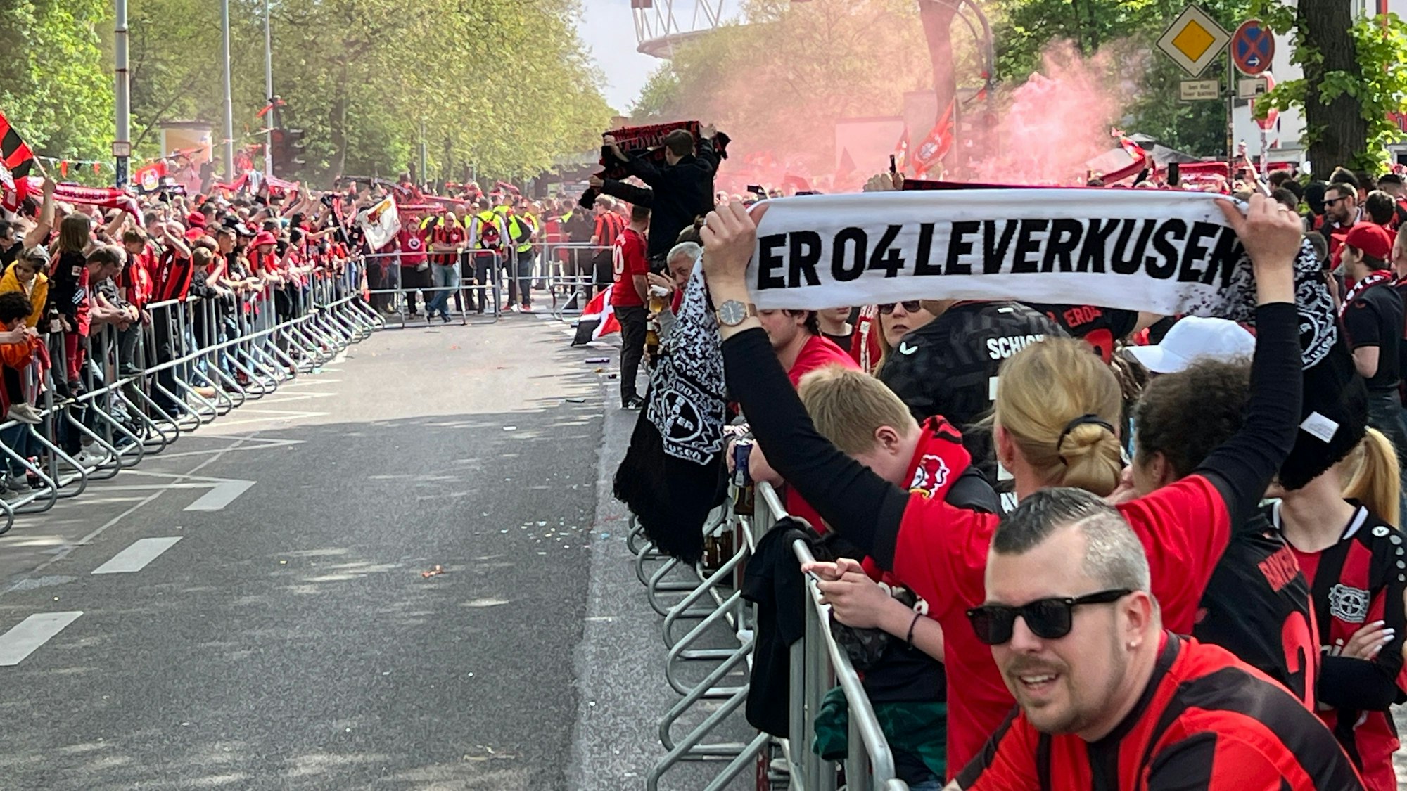 Bayer-Fans stehen auf der Bismarckstraße Spalier.