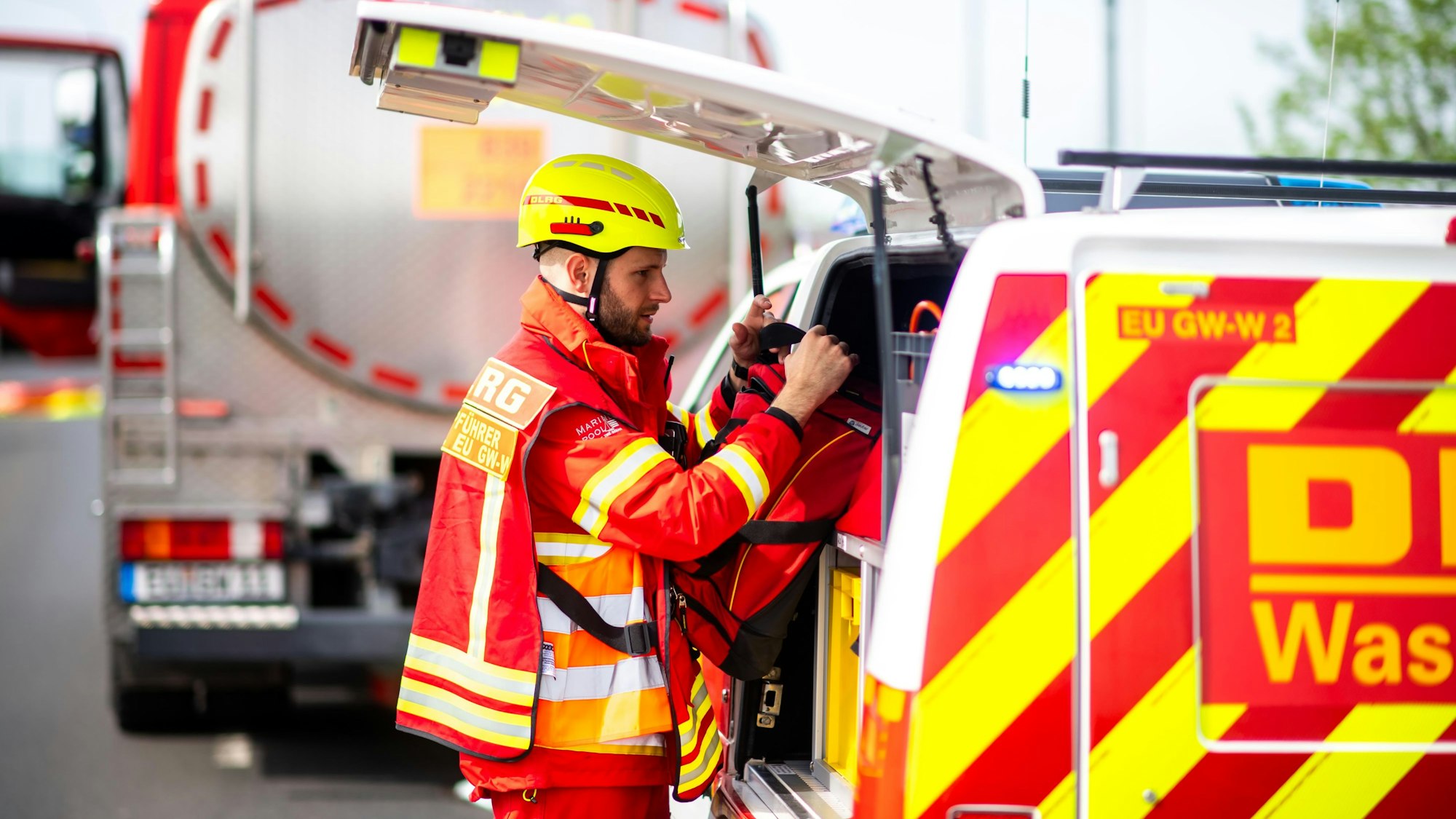 Das Bild zeigt einen Mitarbeiter der DLRG an einem Einsatzfahrzeug.