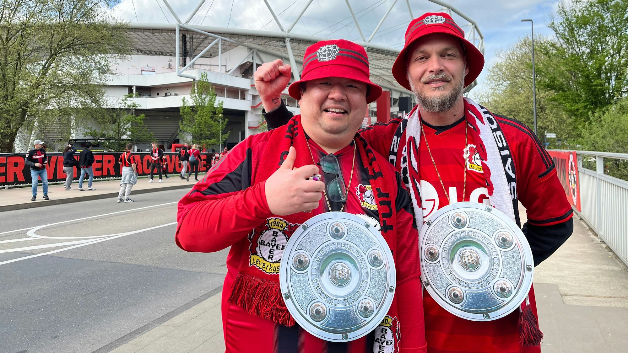 Die Leverkusen-Fans Ji und Elmar stehen vor dem Stadion.