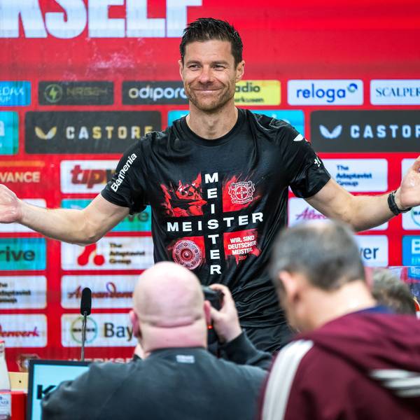 Xabi Alonso nach seiner ersten Bierdusche als Deutscher Meister