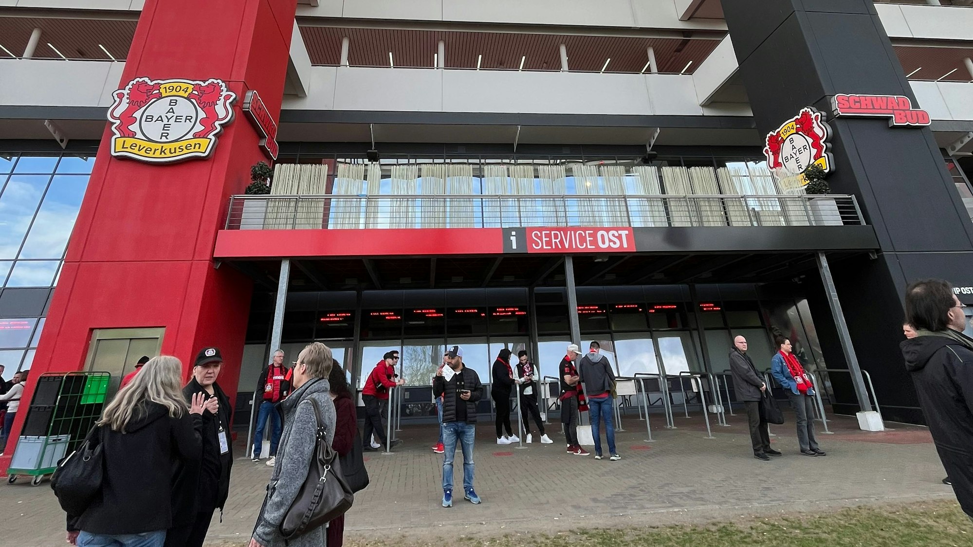 Der Balkon vor der Schwadbud am Stadion,