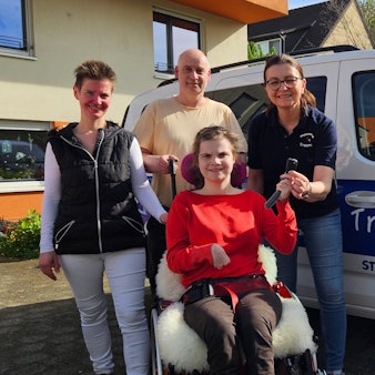 Auf dem Bild sind Laura und ihre Eltern zu sehen, die von der Mitgründerin des Vereins Strahlemännchen ein Auto leihweise zu Verfügung gestellt bekommn.