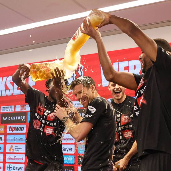 Leverkusens Trainer Xabi Alonso Leverkusen wird bei der Pressekonferenz von einer Bierdusche überrascht.