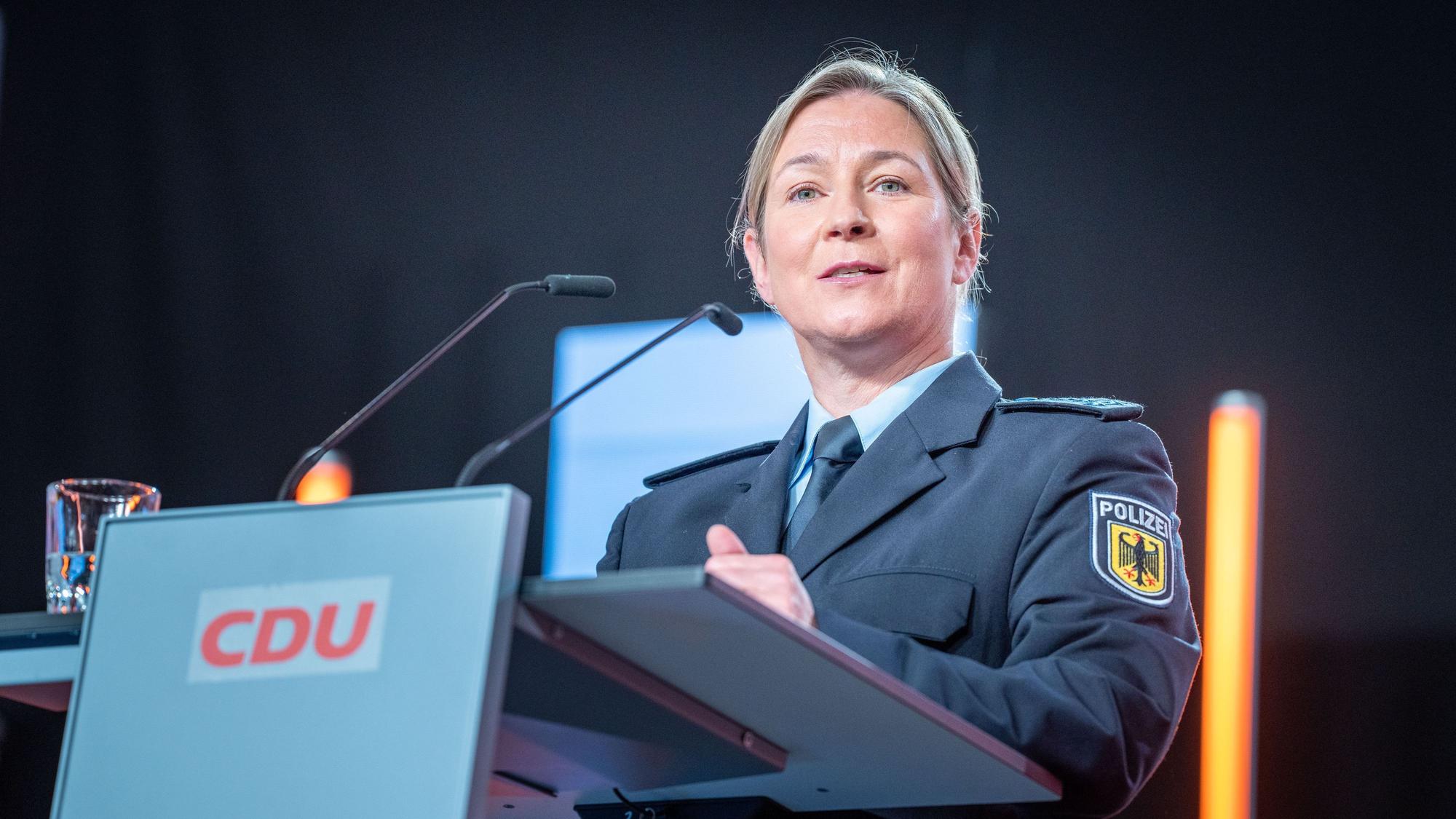 Claudia Pechstein, Olympiasiegerin im Eissschnelllauf, spricht in ihrer Uniform als Bundespolizistin beim CDU-Grundsatzkonvent im Juni 2023.