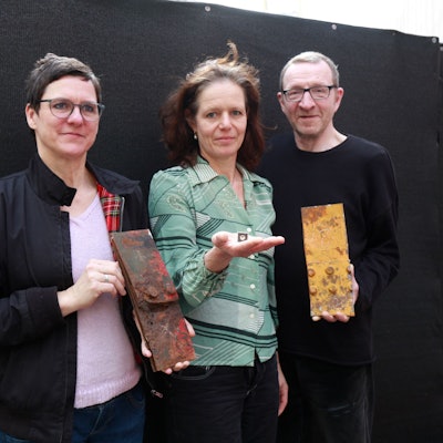 Zu sehen sind die Künstlerinnen und Künstler Ines Lang, Bettina Schön und Rupert Franzen (v.l.) mit Kumnstwerken.