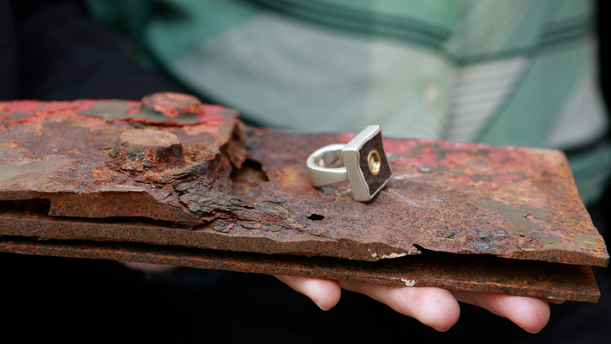 Zu sehen ist ein aus alten Schiffsteilen hergestellter Finger-Ring in der Seitenansicht.