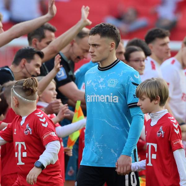 Florian Witz läuft am 24. Spieltag der Saison 2023/24 mit Kölner Einlaufkindern im Rhein-Energie-Stadion ein. An sein Gastspiel im Jahr 2020 erinnert sich der Pulheimer nur ungern zurück.