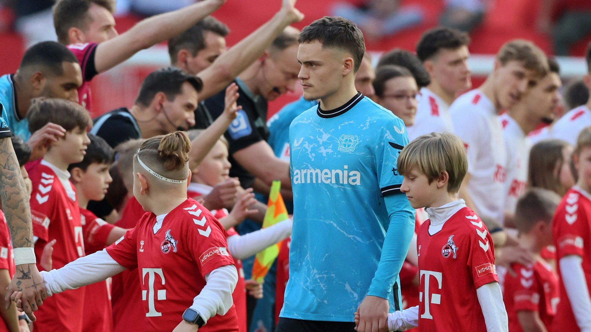 Florian Witz läuft am 24. Spieltag der Saison 2023/24 mit Kölner Einlaufkindern im Rhein-Energie-Stadion ein. An sein Gastspiel im Jahr 2020 erinnert sich der Pulheimer nur ungern zurück.