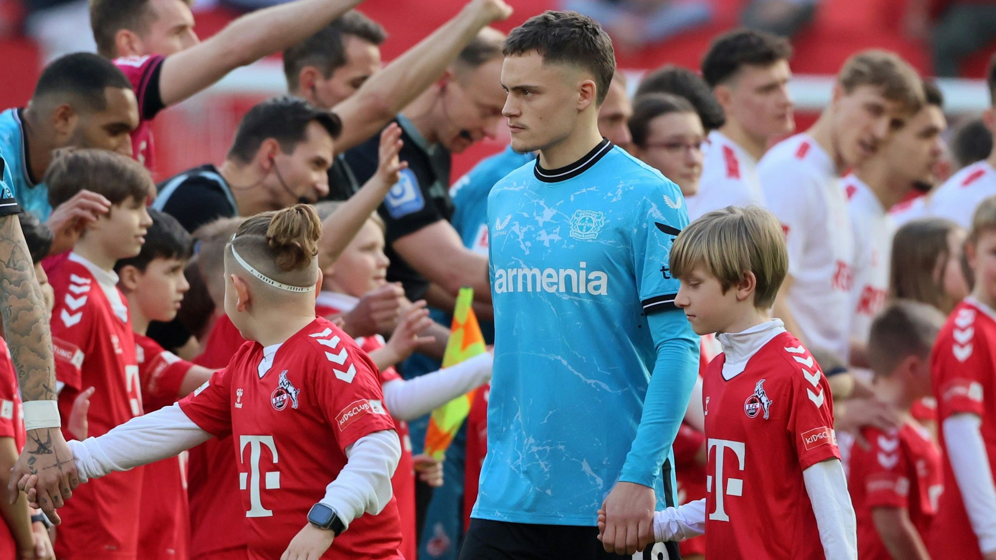 Florian Wirtz von Bayer 04 Leverkusen klatscht im Spiel bei seinem Ex-KLub 1. FC Köln mit den Ballkindern ab.