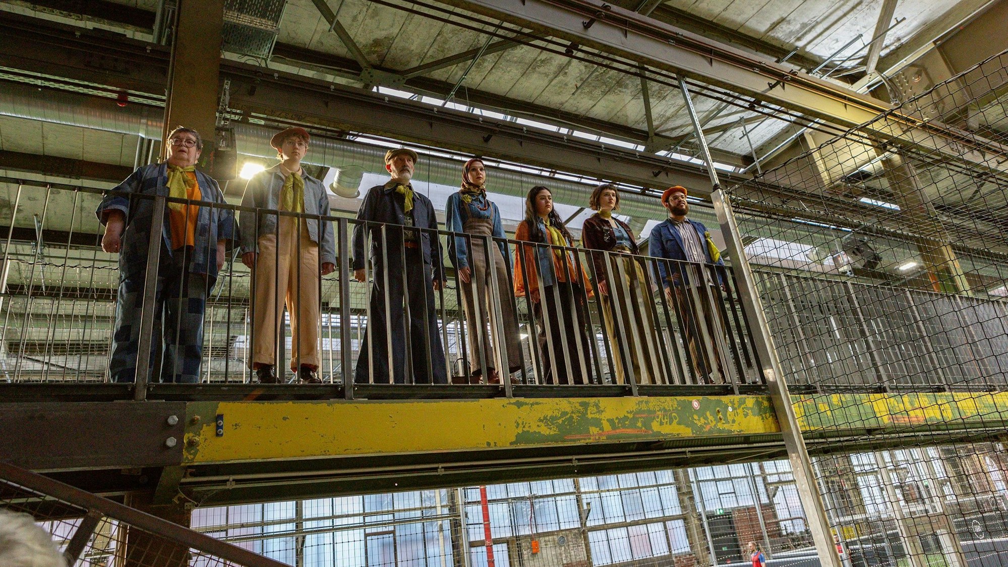 Drahtseilakt /
Cambaz GÖSTERİSİ
von und mit dem
IMPORT EXPORT KOLLEKTIV& Friends
Regie: Saliha Shagasi
Regie: Saliha Shagasi
Co-Regie: Sophie Czarnetzki, Feline Przyborowski, Sabri Spahija
Bühne: Sebastian Bolz
Kostüme: Melina Jusczyk
Musik: Keshav Purushotham, Kutlu Yurtseven
Licht: Manfred Breuer
Dramaturgie: Johanna Rummeny
Produktionsassistenz: Ágnes Nagy, Eva Wittmann
Foto: Ana Lukenda