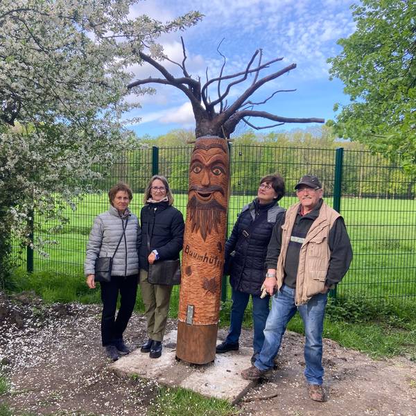 Ehrenamtliche planen einen Walderlebnispfad auf Gut Leidenhausen, ein Waldgeist aus Holz lädt dazu ein.
