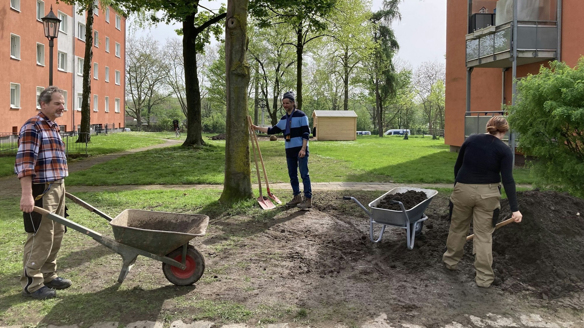 An der Ulitzkastraße entsteht auf einer Fläche von 220 Quadratmetern unter Anleitung von Akiro Hellgard (Mitte) ein Nachbarschaftsgarten. Foto: Marius Henne