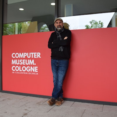 Informatik-Lehrer Nihat Sevinc vor dem Raum, in dem bald alte Technik zu bestaunen sein wird.