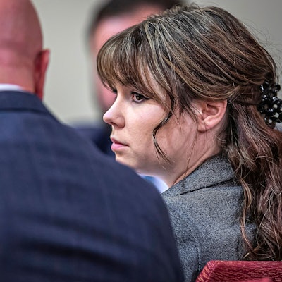 Hannah Gutierrez-Reed, Film-Waffenmeisterin beim Dreh des Westerns „Rust“, unterhält sich mit ihrem Anwalt Jason Bowles im Gerichtssaal bei ihrem Prozess wegen fahrlässiger Tötung und Manipulation von Beweismitteln.