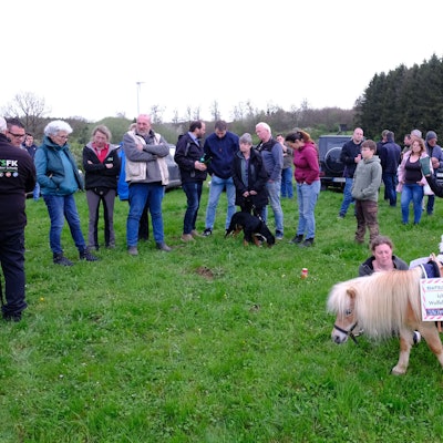 Landwirte, Tierhalter und Vertreter der Jägerschaft hatten sich in der Nähe von Rohr versammelt, um auf die Probleme hinzuweisen, die der Wolf verursacht.