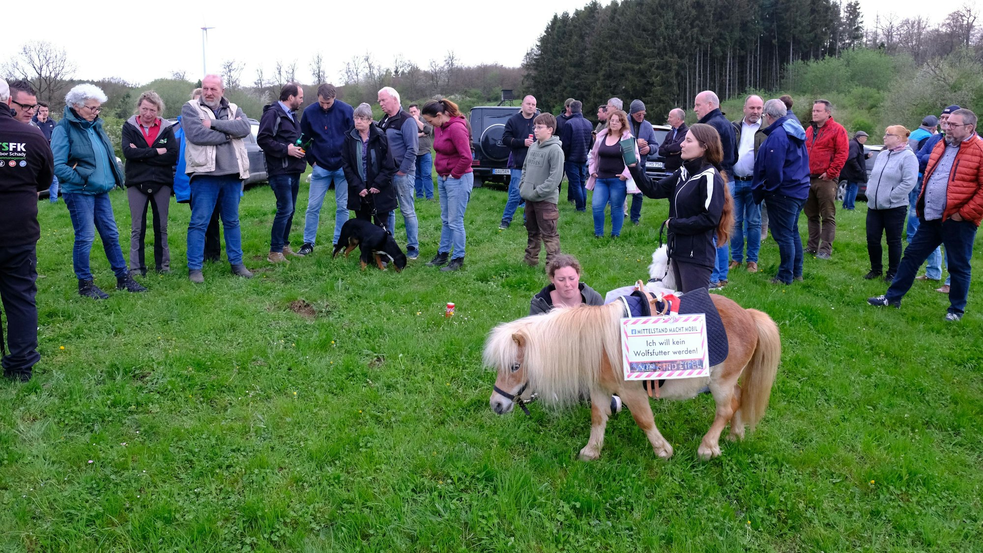 Landwirte, Tierhalter und Vertreter der Jägerschaft hatten sich in der Nähe von Rohr versammelt, um auf die Probleme hinzuweisen, die der Wolf verursacht.