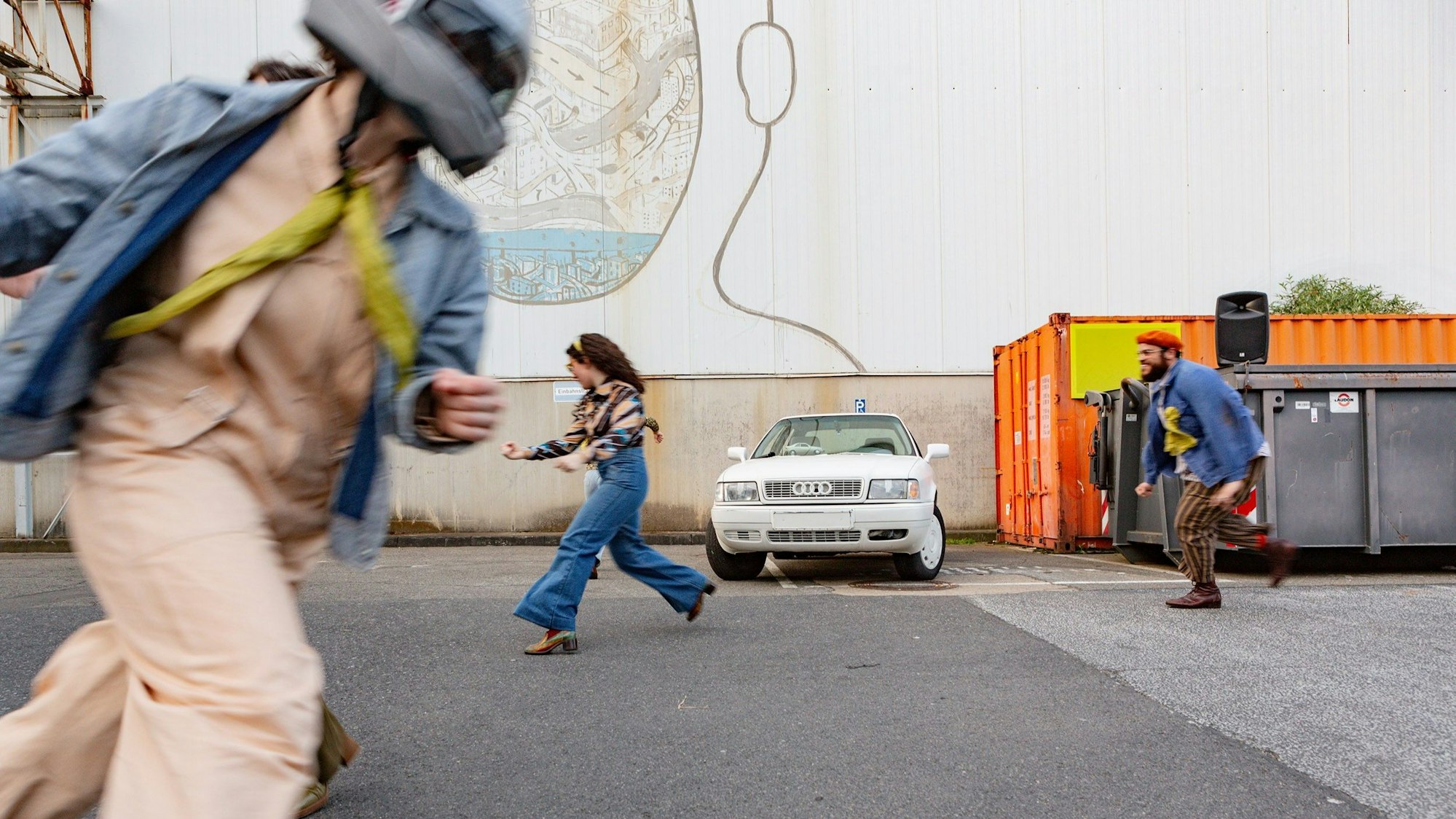 Drahtseilakt /
Cambaz GÖSTERİSİ
von und mit dem
IMPORT EXPORT KOLLEKTIV& Friends
Regie: Saliha Shagasi
Regie: Saliha Shagasi
Co-Regie: Sophie Czarnetzki, Feline Przyborowski, Sabri Spahija
Bühne: Sebastian Bolz
Kostüme: Melina Jusczyk
Musik: Keshav Purushotham, Kutlu Yurtseven
Licht: Manfred Breuer
Dramaturgie: Johanna Rummeny
Produktionsassistenz: Ágnes Nagy, Eva Wittmann
Foto: Ana Lukenda