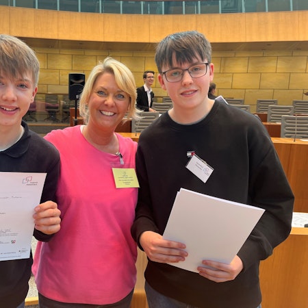 Die 15-Jährigen und ihre Lehrerin freuen sich über den Erfolg.