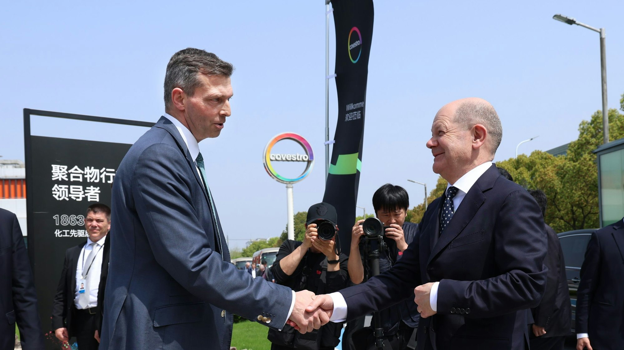 Covestros Vorstandschef Markus Steilemann schüttelt Bundeskanzler Olaf Scholz die Hand.
