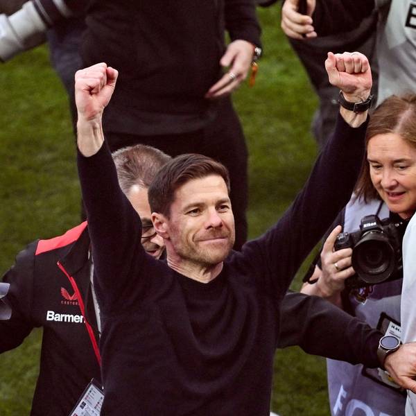 Leverkusens Trainer Xabi Alonso (M) jubelt über den Gewinn der Deutschen Meisterschaft.