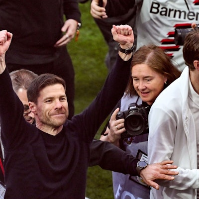 Leverkusens Trainer Xabi Alonso (M) jubelt über den Gewinn der Deutschen Meisterschaft.