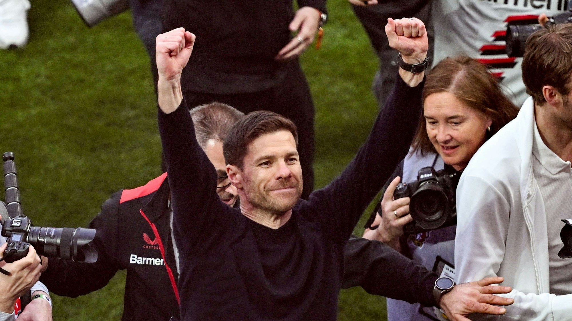 Leverkusens Trainer Xabi Alonso (M) jubelt über den Gewinn der Deutschen Meisterschaft.