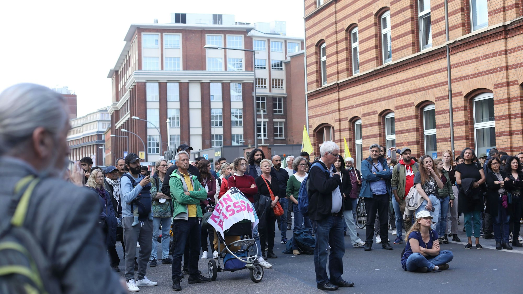 Kölnerinnen und Kölner gedenken der Opfer des Anschlags am 9. Juni 2004. Hier beim 18. Jahrestag.