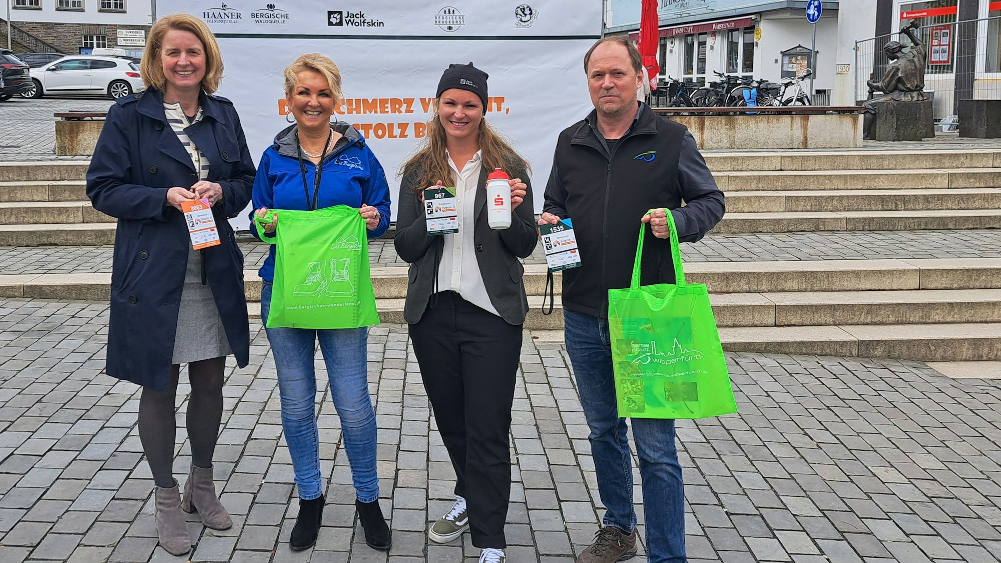 Gruppenbild auf dem Wipperfürther Marktplatz