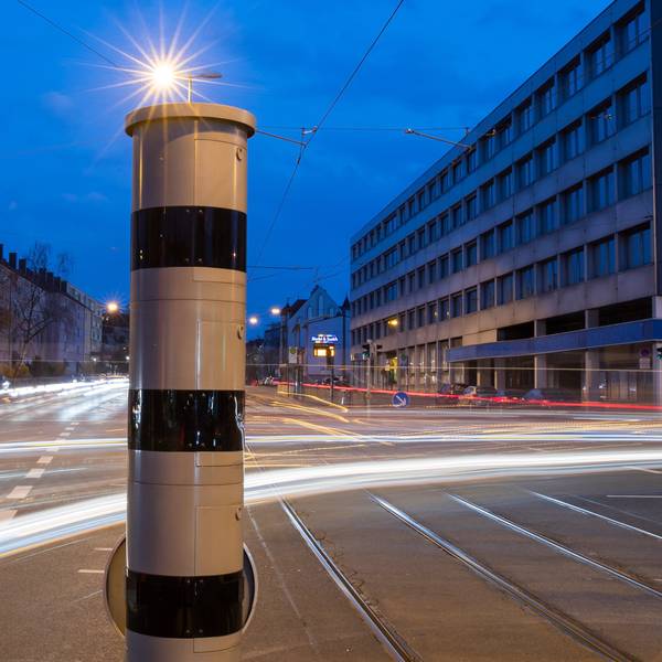 Ein Blitzer steht auf einer großen Straßenkreuzung