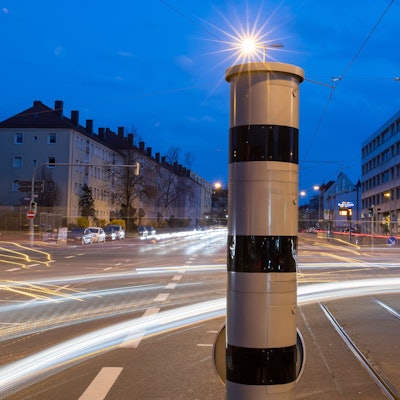 Ein Blitzer steht auf einer großen Straßenkreuzung
