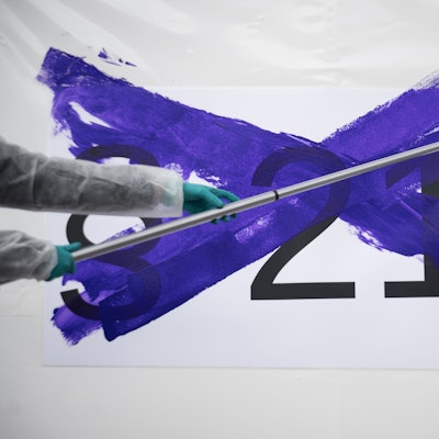 Aktivistinnen streichen während eines Flashmobs des Bündnisses für sexuelle Selbstbestimmung unter dem Motto ·Legal, einfach, fair - Für eine Neuregelung des Schwangerschaftsabbruchs in Deutschland!· mit der Farbe Lila symbolisch den Paragrafen 218 Schwangerschaftsabbruch aus dem Strafgesetzbuch durch. Nach Einschätzung einer Expertenkommission sollten Abtreibungen in Deutschland künftig nicht mehr grundsätzlich strafbar sein. Foto: Sebastian Christoph Gollnow/dpa +++ dpa-Bildfunk +++