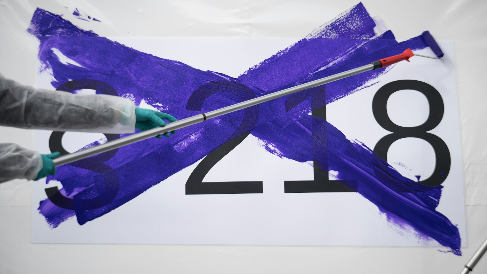 Aktivistinnen streichen während eines Flashmobs des Bündnisses für sexuelle Selbstbestimmung unter dem Motto ·Legal, einfach, fair - Für eine Neuregelung des Schwangerschaftsabbruchs in Deutschland!· mit der Farbe Lila symbolisch den Paragrafen 218 Schwangerschaftsabbruch aus dem Strafgesetzbuch durch. Nach Einschätzung einer Expertenkommission sollten Abtreibungen in Deutschland künftig nicht mehr grundsätzlich strafbar sein. Foto: Sebastian Christoph Gollnow/dpa +++ dpa-Bildfunk +++