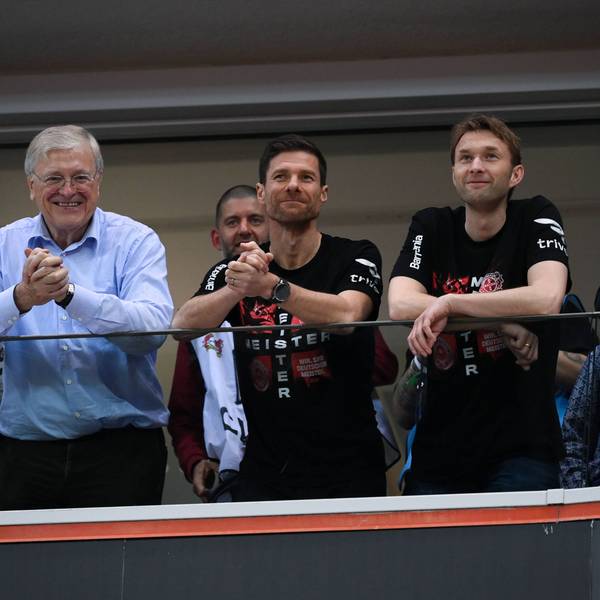Werner Wenning Vorsitzender des Gesellschafterausschusses von Bayer 04 Leverkusen, Trainer Xabi Alonso Bayer 04 Leverkusen und Sportdirektor Simon Rolfes (v.l.)