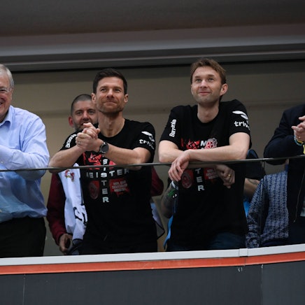 Werner Wenning Vorsitzender des Gesellschafterausschusses von Bayer 04 Leverkusen, Trainer Xabi Alonso Bayer 04 Leverkusen und Sportdirektor Simon Rolfes (v.l.)