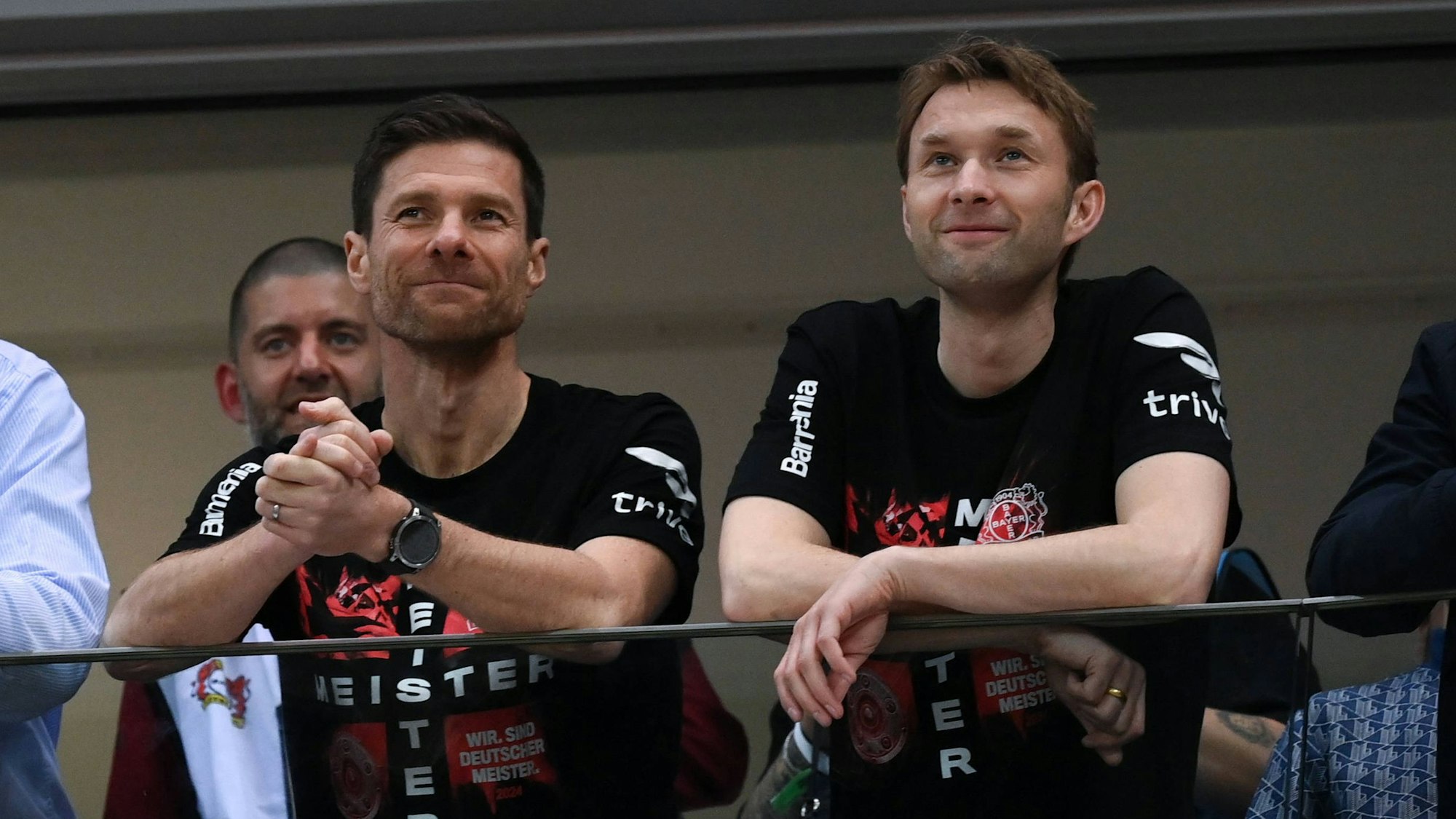 In den Meistershirts: Sportgeschäftsführer Simon Rolfes (r.) und Trainer Xabi Alonso.