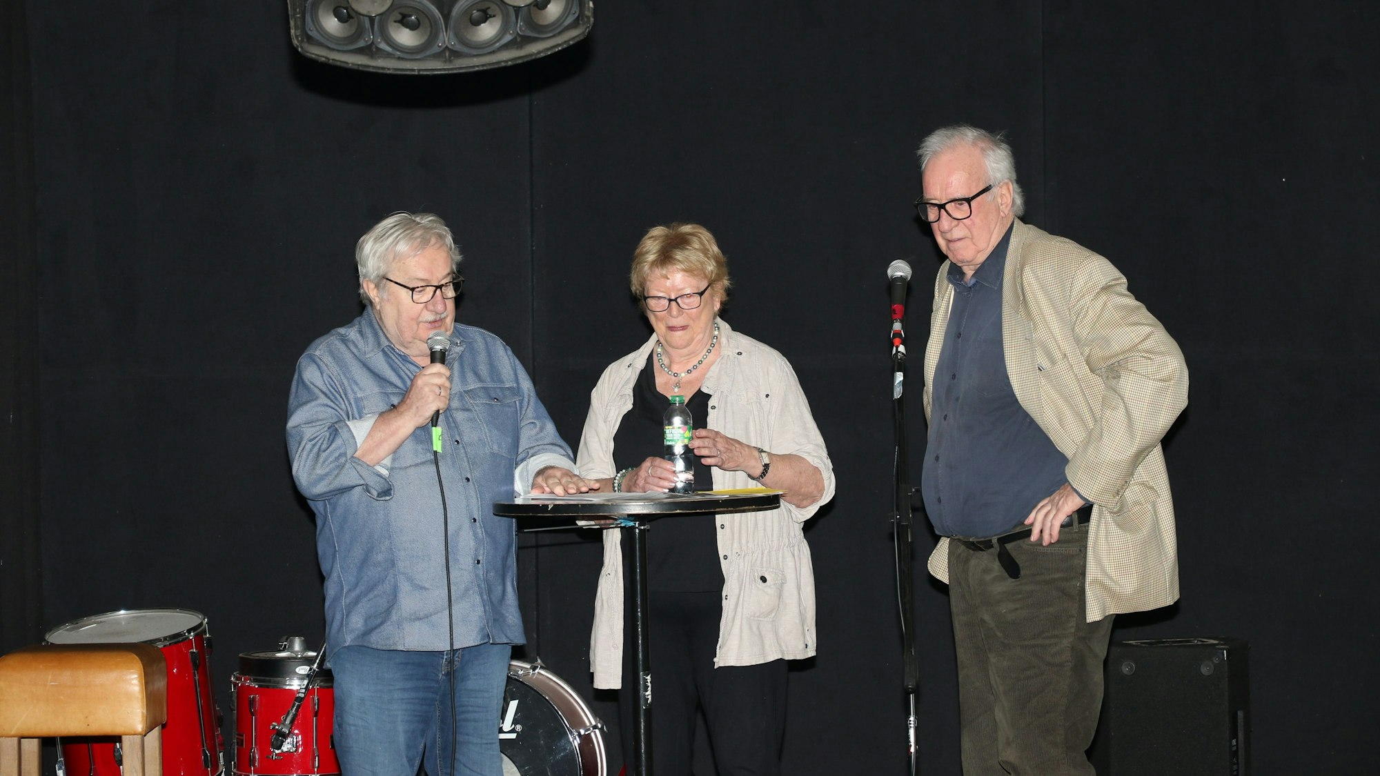 Martin Stankowski (r.), Moderator der Abschiedsmatinee, interviewt den Gründervater von Kunst am Waidmarkt, Hermann Wesseling, und Ute Janas, die letzte Vorsitzende des Vereins.