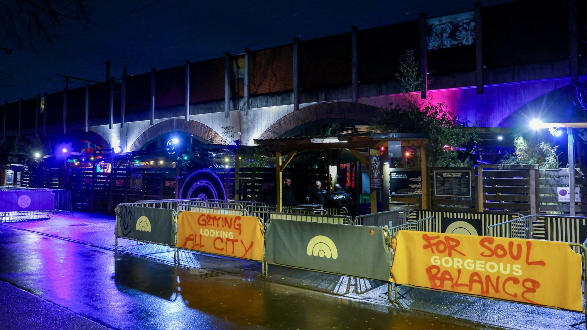 25.01.2024, Köln: Blick auf die Bahnbögen und den Club Bahnhof Ehrenfeld unter dem Bahnhof Ehrenfeld. Foto: Thilo Schmülgen