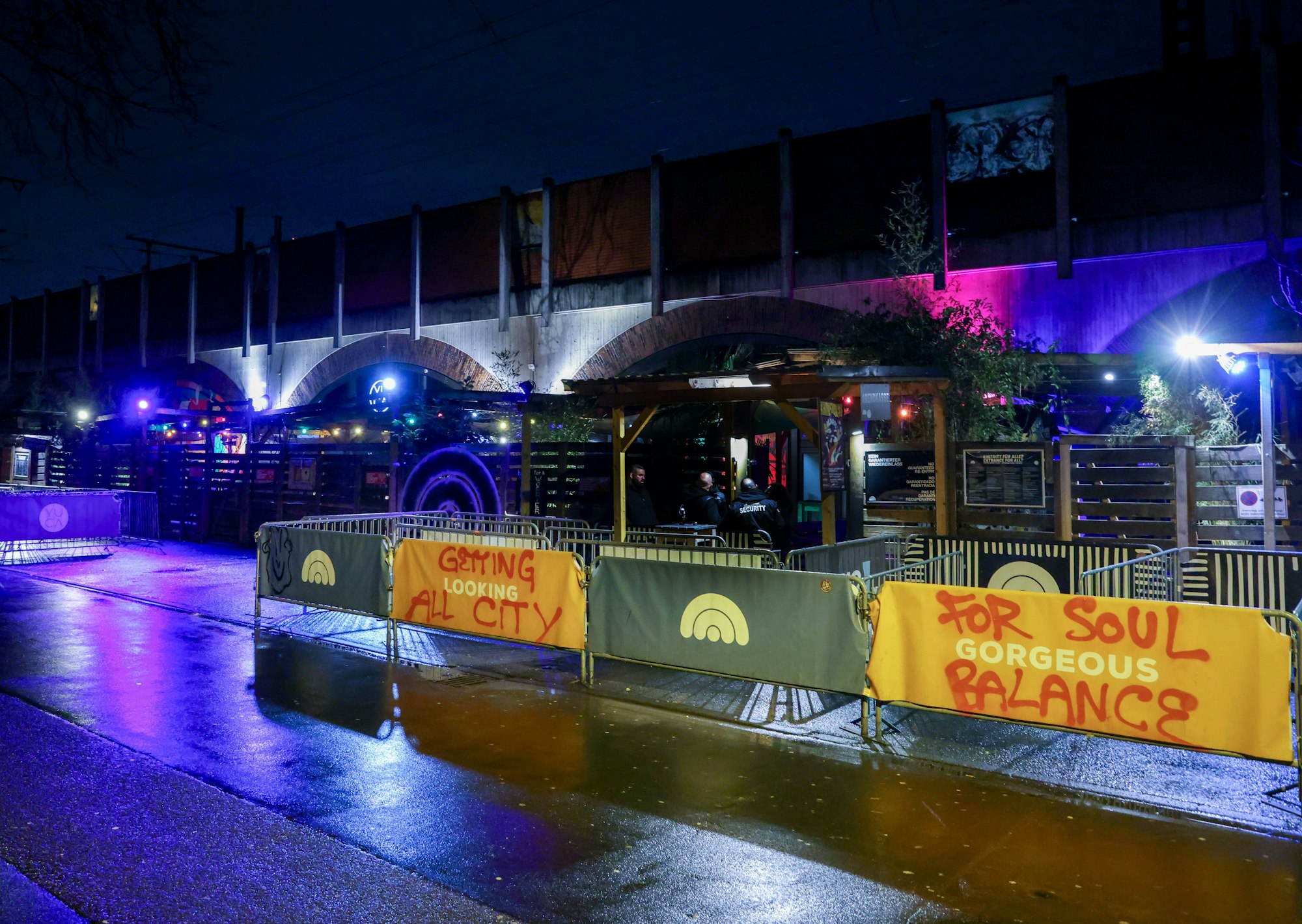 25.01.2024, Köln: Blick auf die Bahnbögen und den Club Bahnhof Ehrenfeld unter dem Bahnhof Ehrenfeld. Foto: Thilo Schmülgen