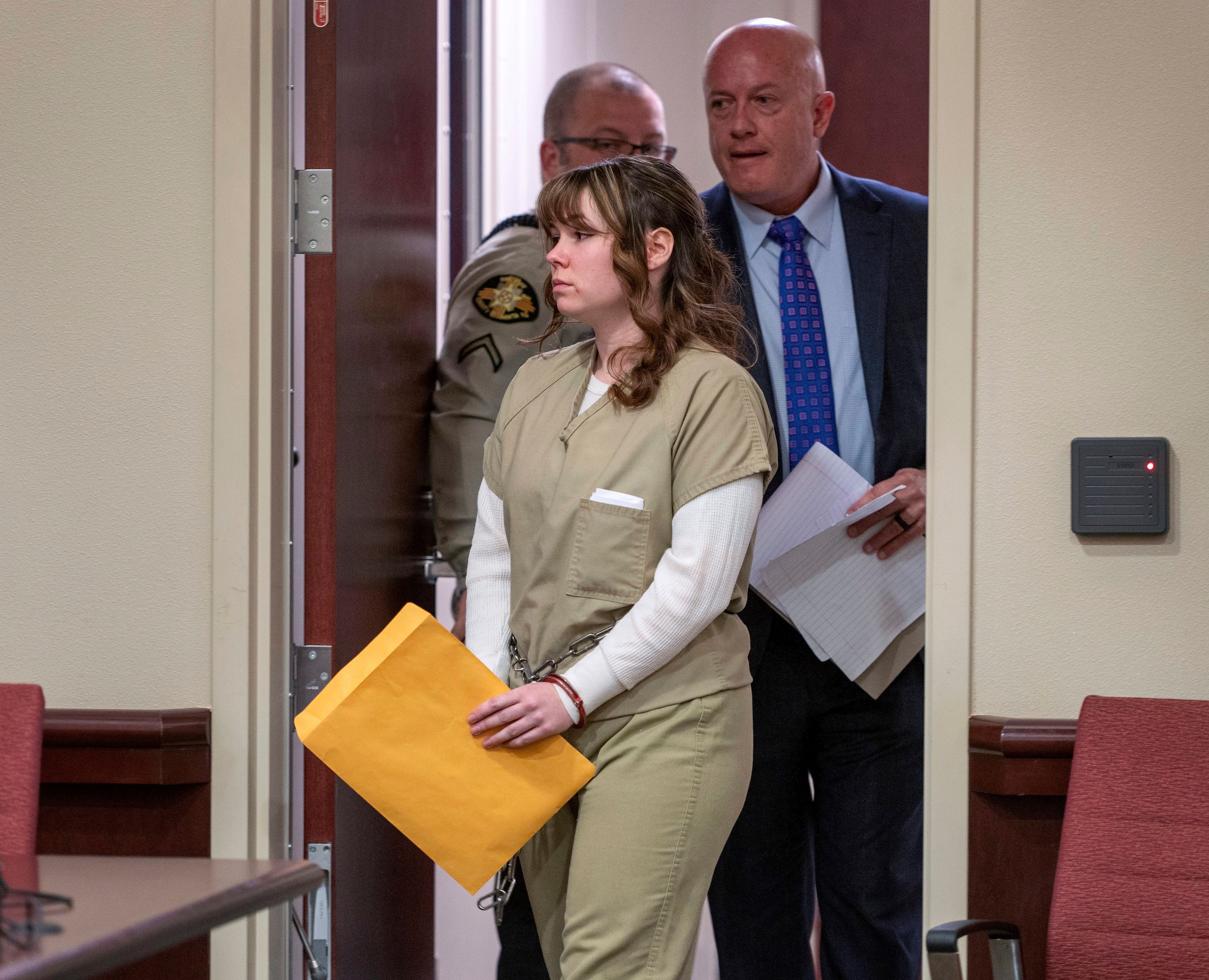 Waffenmeisterin Hannah Gutierrez-Reed betritt einen Raum vor Gericht.