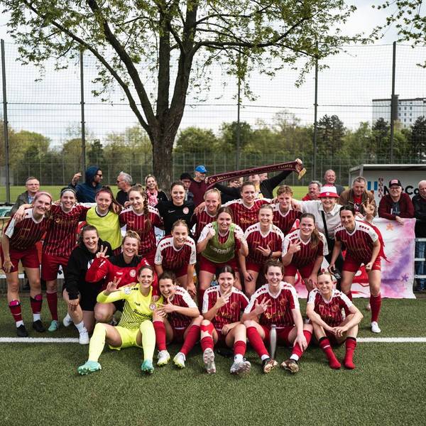 Fortuna Kölns Fußballerinnen feiern ihren 4:2-Heimsieg gegen Bayer 04 Leverkusen II.