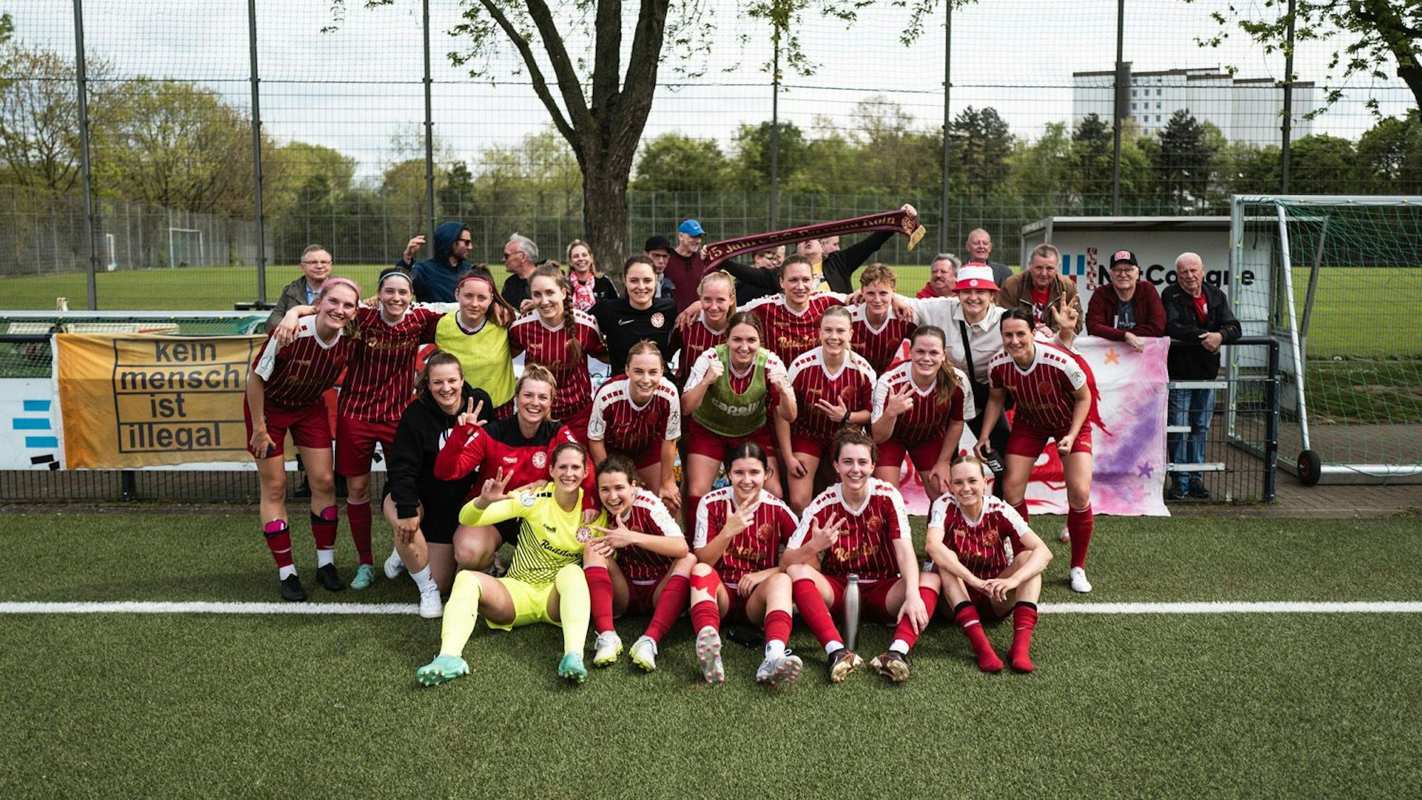 Fortuna Kölns Fußballerinnen feiern ihren 4:2-Heimsieg gegen Bayer 04 Leverkusen II.