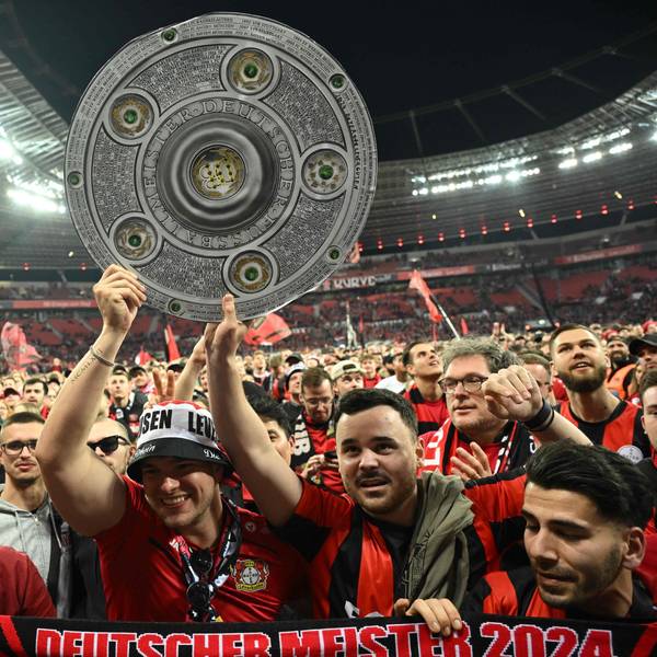 Bayer Leverkusen Fans mit Meisterschale auf dem Stadionrasen
