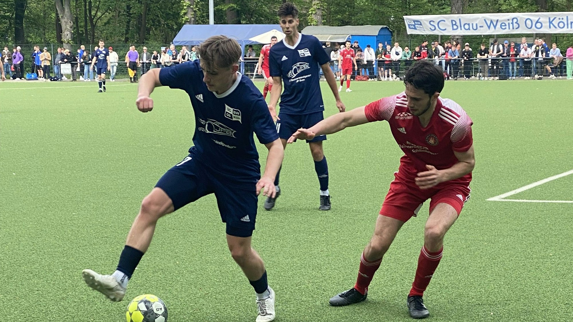 Bezirksligaspiel zwischen Blau-Weiß Köln und Rheinörfer Nord