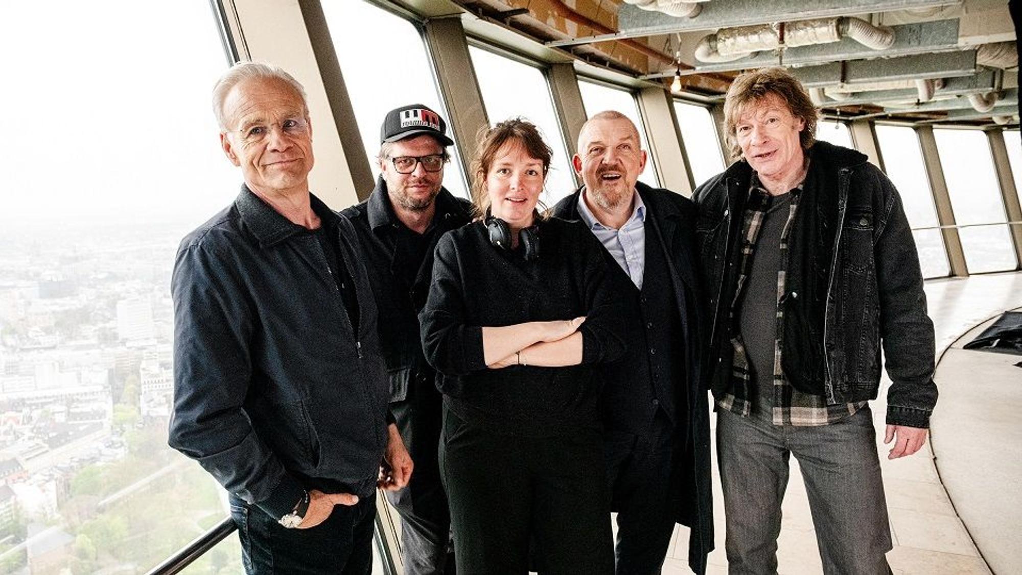 Zu sehen sind v.l.n.r.: Klaus J. Behrendt (als Max Ballauf), Kameramann Rainer Lipski, Regisseurin Charlotte Rolfes, Dietmar Bär (als Freddy Schenk) und Gerd Köster (als Hausmeister) in der Kuppel des Kölner Fensehturms „Colonius“.