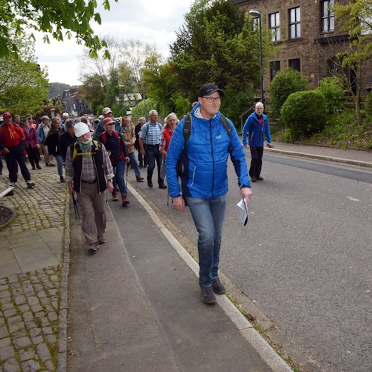 In Linde vor der Kirche startete die kulturhistorische Jahreswanderung des Fördervereins Freilichtmuseum Lindlar.
