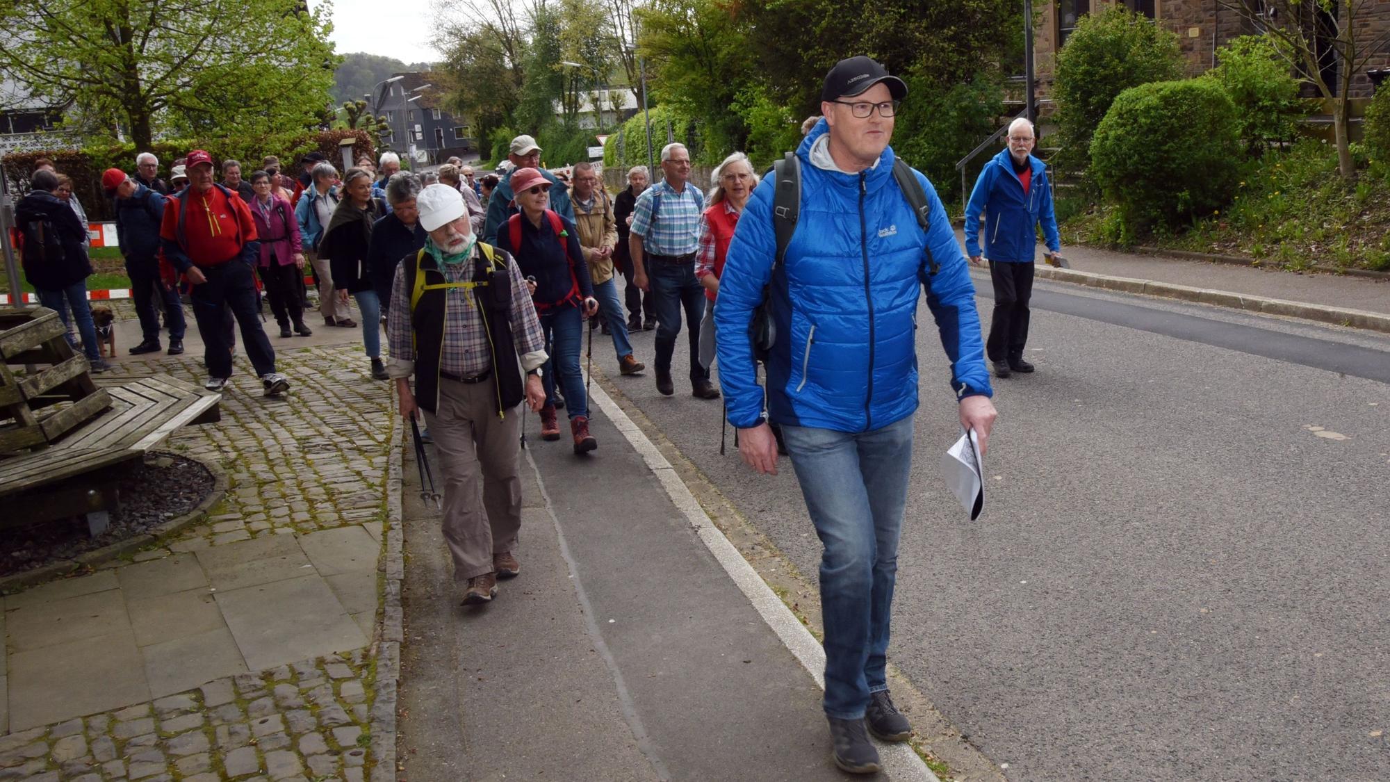 In Linde vor der Kirche startete die kulturhistorische Jahreswanderung des Fördervereins Freilichtmuseum Lindlar.